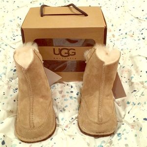 New in box UGG Infants Boo Sand lace crib bootie